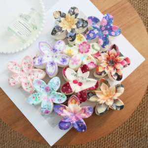 Vente en gros de pinces à cheveux en forme de fleur de frangipanier hawaïenne de 8 cm, grandes pinces à cheveux en plastique dégradé pour femmes, été - Product Image 1