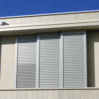 Fenêtre coulissante en aluminium sur mesure avec panneaux à persiennes pour projets résidentiels, commerciaux et architecturaux modernes