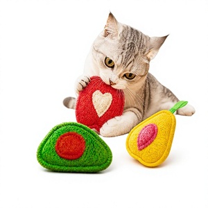 Jouet à mâcher pour chat en forme de fruit naturel (avocat, pomme, <span class=keywords><strong>poire</strong></span>) – Nettoyage des dents et jeu interactif pour chatons – Yilin Pet - Product Image 1