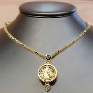 Collar de Oro Amarillo con Colgante de Rombo Texturizado y Detalles de Cuentas Intrincadas, Joyería Fina Sofisticada para Mujer - Product Image 3