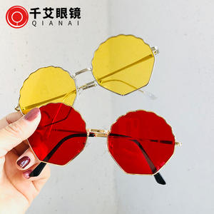 Lunettes de soleil irrégulières Qianai pour femmes, monture dorée, verres Ocean Powder, protection UV400, style urbain tendance - Product Image 2