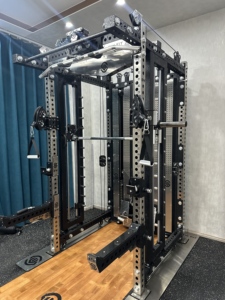 CAPRIO Torre de Gimnasio Multifuncional de Acero para Uso Doméstico, Sistema Smith con Brazo Tornado, Poleas Reforzadas, Rack de Sentadillas y Banco Completo para Entrenamiento - Product Image 4