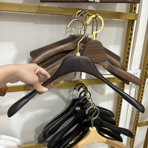 Appendiabiti in legno marrone appendiabiti per negozio di abbigliamento di lusso con logo personalizzato - Product Image 5