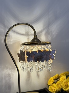 Lampe chauffe-bougie vintage en laiton LANJO avec gouttes de cristal et motif papillon pour la décoration intérieure - Product Image 6