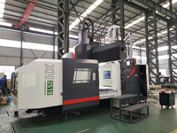 Centre d'usinage à portique 3 axes haute vitesse avec broche BT50 et commande FANUC pour sculptures 3D complexes en matériaux composites bois