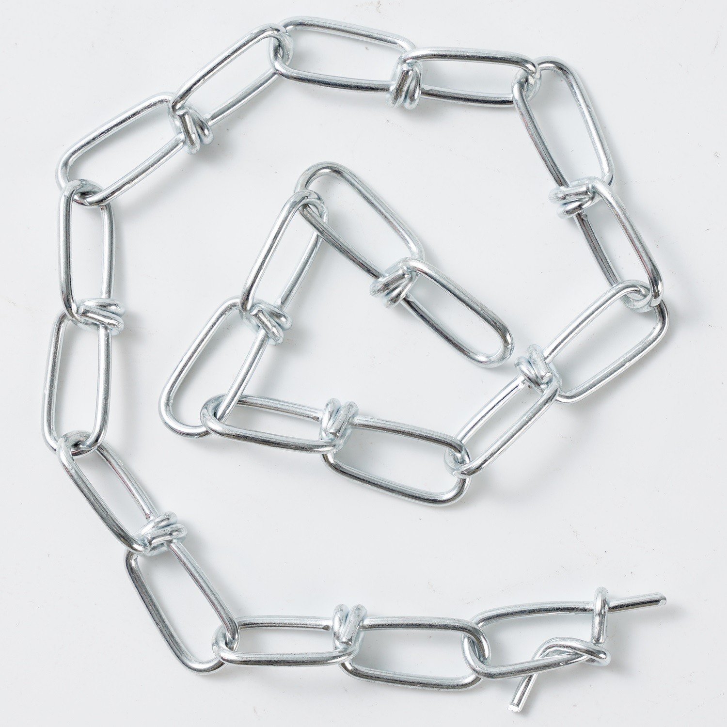 Galvanized Din5686 Weldless Double Loop Chain Carbon Steel Transmission Chain for Lamp Chain Useful
