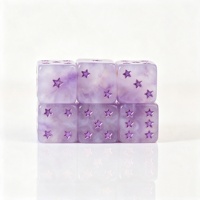 Dés en résine transparente violette à texture de pierre colorée personnalisée, 16 mm, coins arrondis, dés en acrylique nacrés, logo doré