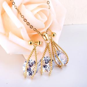 Ensemble de bijoux élégant et magnifique avec pendentif et boucles d'oreilles en acier inoxydable plaqué or 18 carats pour femmes - Product Image 1