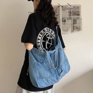 Bolsos cruzados de mezclilla: clásicos y duraderos, con correas ajustables, cierre de cremallera, resistentes al agua, para un transporte elegante y manos libres - Product Image 2