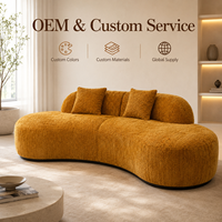 Canapé en forme de haricot jaune moutarde, assise profonde et confortable, tissu chenille, dossier bas, design moderne et courbé pour salon douillet.