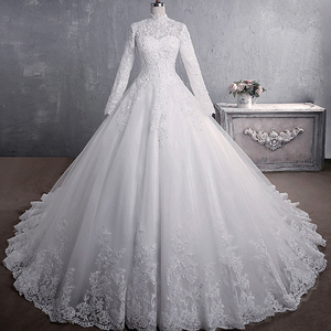 Robe de mariée sirène en dentelle brodée blanche pure, prête à l'emploi, avec appliques, perles et col en V, avec traîne pour la mariée - Product Image 1
