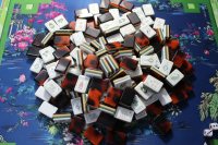 Ensemble de Mahjong Américain Moderne Gravé à 4 Niveaux, 160 Tuiles, avec Tapis en Acrylique Boutique Lanterne Impériale pour Événements de Luxe et Poker