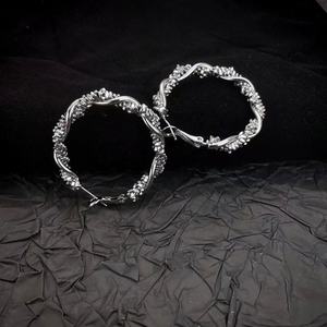 Boucles d'oreilles pendantes en dentelle torsadée entrelacée pour femmes européennes et américaines Evergreat, polyvalentes, tendance, argentées, anniversaire, papillon - Product Image 6