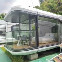 Maison capsule spatiale en acier avec ventilation croisée et moustiquaire, conteneur préfabriqué écologique pour complexes hôteliers insulaires