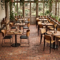 Tables et chaises rétro esthétiques, meubles aux tons vintage chaleureux pour les cafés et boulangeries de loisirs