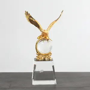 Pequena fábrica de metal troféu águia escudos de metal e um troféu de cristal troféu