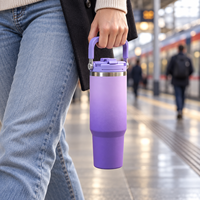 Bouteille isotherme en acier inoxydable dégradé de 30 oz avec couvercle à paille rabattable, double paroi sous vide et poignée pliable pour usage extérieur – Vente en gros