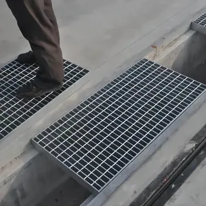 ตะแกรงเหล็กสำหรับที่จอดรถฝาปิดท่อระบายน้ำทางเท้าทางรถสำหรับงานหนัก