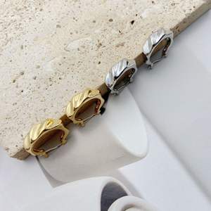 Boucles d'oreilles en forme de cercle ondulé en élément gazeux - Product Image 1