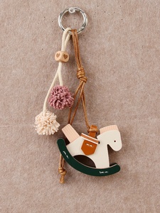 ของที่ระลึกวันหยุดปี 2026 ใหม่ ของขวัญ กระเป๋าถือแฟชั่นผู้หญิง หนัง PU นุ่ม ทนทาน พร้อมพวงกุญแจรูปม้าโยก - Product Image 6