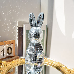 Scultura a Forma di Coniglio con Sfera a Specchio Chuang De, Stile Disco Ball, Figurina in Argento Ecologica e Infrangibile, Decorazione da Tavolo Unica - Product Image 3