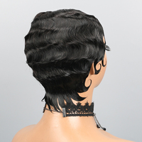Perruque de Cheveux Naturels Courte Coupe Pixie Ondulée pour Femme Couleur Naturelle Sans Colle Fabriquée à la Machine