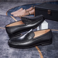 Mocassins Penny Daniel faits main en cuir verni noir à bout fermé, confortables, à enfiler, avec semelle dégradée bordeaux, pour hommes
