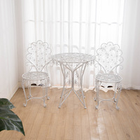 Ensemble de sièges en fer forgé modernes, durables, écologiques et confortables pour l'extérieur, avec table et chaises de patio pour parc et salon