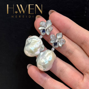 ต่างหูมุกน้ำจืดทรงบาร็อคสีขาวขนาดใหญ่ 13-15 มม. รุ่น H.WEN ประดับด้วยเพทายระยิบระยับ ตัวเรือนเงินแท้ 925 - Product Image 1