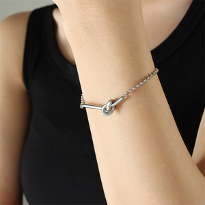 Pulsera de la Suerte Popular de Acero Inoxidable, Bañada en Oro, con Dije de Nudo, Joyería - Product Image 6