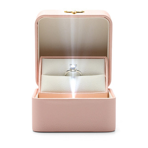 Cajas de Joyería de Piel Sintética PU Premium Personalizadas en Blanco y Rosa, para Collares, Pulseras, Anillos y Pendientes, Venta al Por Mayor - Product Image 1