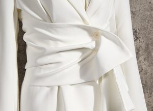 女性ホワイトルーズフィット長袖ノッチラペルジャケットカスタムロゴノットスプリットジョイント不規則なブレザー - Product Image 2