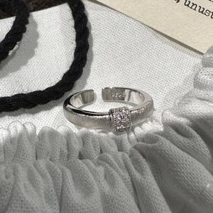 Anillo Abierto de Plata Pura S925 con Incrustaciones de Circonita Vintage, Diseño de Nicho de Lujo Ligero de 18K, Anillo Personalizado con Acabado Cepillado, Talla Única - Product Image 1