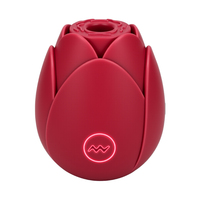 Lotus est en train de lécher la tige vibrante. Stimulateur clitoridien rechargeable par USB avec chargeur magnétique, étanche IPX7, 7 modes