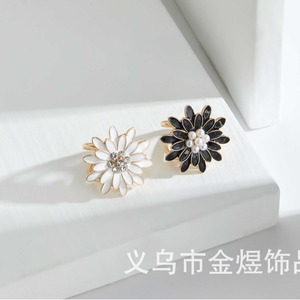 Hebilla para Bufanda Daisy, Diseño de Flor con Perlas y Diamantes de Imitación, Versión Blanca y Negra, Origen Jinhua - Product Image 2