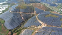 Support de montage solaire certifié CE pour montage au sol en pente, structure de montage photovoltaïque