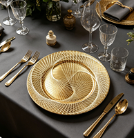 Assiette de présentation moderne dorée robuste à nervures verticales, durable, réutilisable, surface brillante pour banquets et événements à domicile