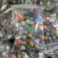 Ensemble de 100 dés polyédriques aléatoires en vrac en résine acrylique pour jeux de société DND RPG vente en gros