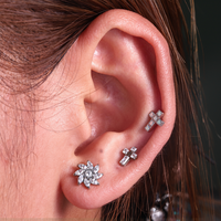 Clous d'oreilles en titane TT ASTM F136 avec zircon en forme de fleur, bijoux de piercing en titane de qualité implant G23, plaqué or