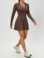 Ensemble deux pièces sport décontracté pour femme, style européen-américain, automne, uni, haute élasticité, avec jupe de tennis moulante à manches longues et décolleté en V profond, et short galbant effet fesses de pêche