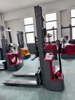 Offre spéciale Worui : chariot élévateur électrique avec une hauteur de levage de 3 mètres et une capacité de charge de 1,5 tonne