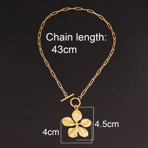 ユニークなテクスチャフラワーネックレス女性ステンレス鋼メッキ18Kゴールドキャストハンマーパターン5花女性チョーカーネックレス - Product Image 6