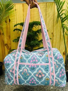 Bolsa de Viaje Grande de Algodón Acolchado Hecha a Mano con Diseño Estampado en Bloque, Bolsa de Mano para Mujer para Fin de Semana - Product Image 2