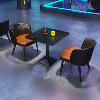 Ensemble de sièges de bar modernes et luxueux en cuir rembourré avec table et éclairage LED pour bar, boîte de nuit, restaurant, mobilier commercial