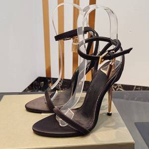 รองเท้าส้นสูงสีน้ำเงินเดนิมแบบปลายแหลม แต่งโลหะสีทอง สายรัดข้อเท้า ดีไซน์หรูหรา เซ็กซี่ โดดเด่น ไม่ซ้ำใคร รุ่นปี 2025 - Product Image 5