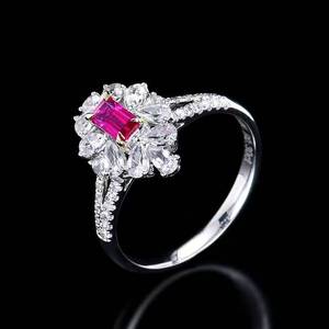 Anillo Rectangular con Halo de Rubí Sin Calentar, Oro Blanco de 18K con 28 Diamantes en Total de 0.14ct, 2.68g, Anillo de Gema con Pavé Completo para Mujer - Product Image 3