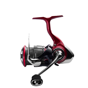 รอกสปินนิ่ง <span class=keywords><strong>Daiwa</strong></span> 25 <span class=keywords><strong>Fuego</strong></span> CS สำหรับตีไกล รุ่น Micro Shallow Spool โครงสร้างโลหะ ความเร็วสูง อัตราทดเกียร์ 6.2:1 เหมาะสำหรับตกปลาด้วยเหยื่อปลอม - Product Image 1