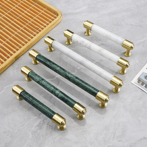 Tirador en forma de T pequeño de latón puro y mármol natural para armario, cajón, gabinete o baño de lujo nórdico europeo de alta gama - Product Image 1