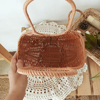Panier de rangement mural ou sur pied en rotin tressé en plastique fait main avec longues poignées pour fleurs