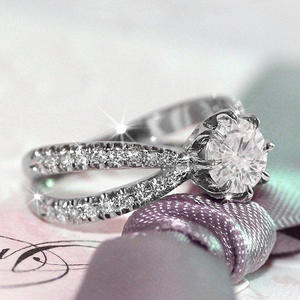 Anello di Fidanzamento Q595 per Donna in Oro Bianco con Diamante Taglio Brillante Rotondo Colore G e Pietre Laterali in Diamante Naturale - Product Image 1